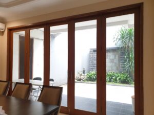 Pabrikasi & Instalasi Pintu Lipat Kaca Gorontalo – KacaTempered.co.id