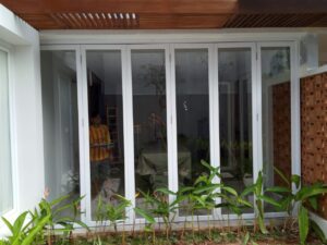 Pabrikasi & Instalasi Pintu Lipat Kaca Mojokerto – KacaTempered.co.id
