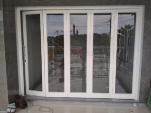 Pabrikasi & Instalasi Pintu Lipat Kaca Jakarta Utara – KacaTempered.co.id