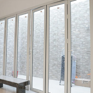 Pabrikasi & Instalasi Pintu Lipat Kaca Jakarta Timur – KacaTempered.co.id